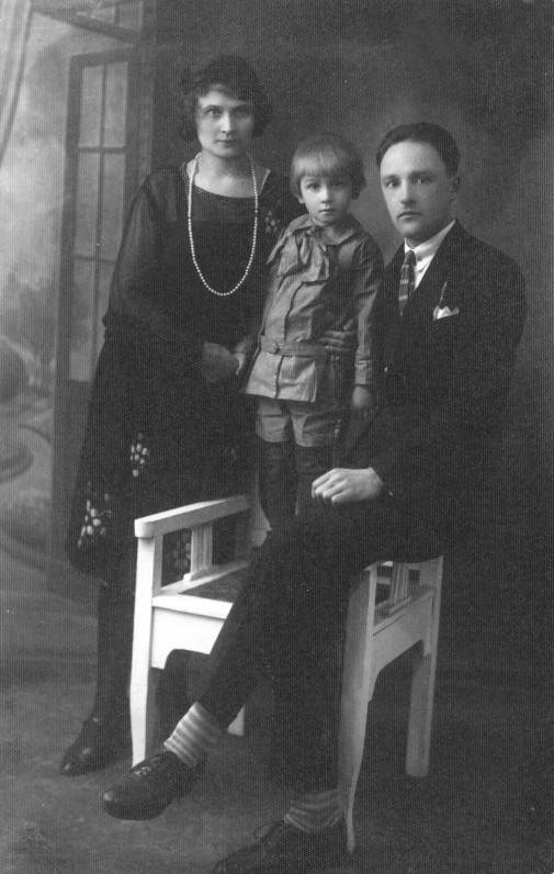 A. Landsbergis su mama Emilija ir tėčiu Jeronimu. Seredžius, 1927 m. Ch. Vinokurienės nuotrauka