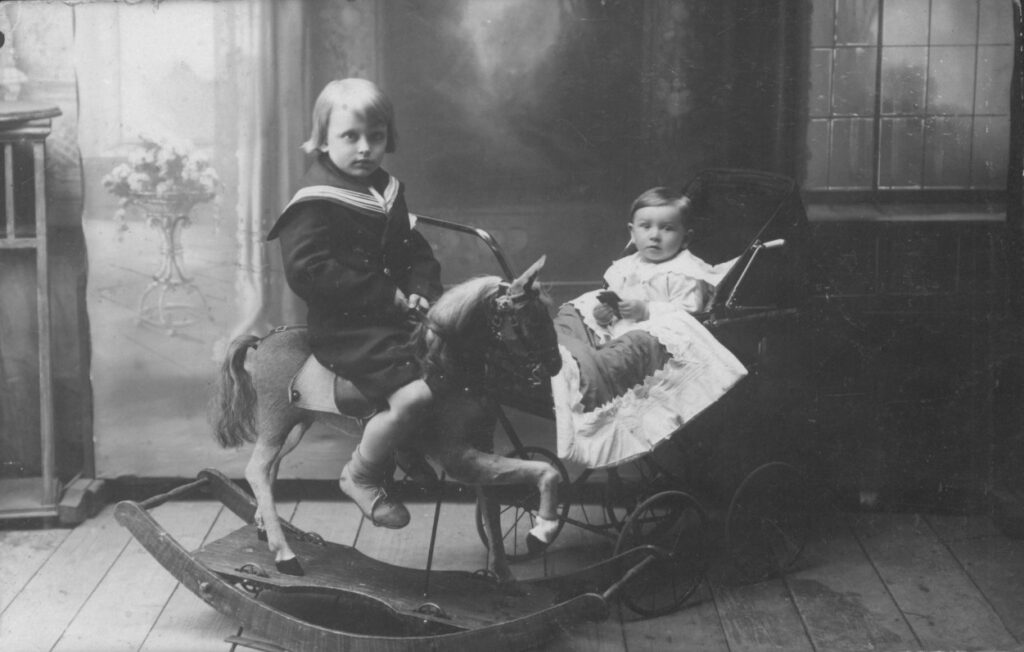 A. Landsbergis (vežimėlyje) su pusbroliu A. Kynastu. Kybartai, 1924 m.