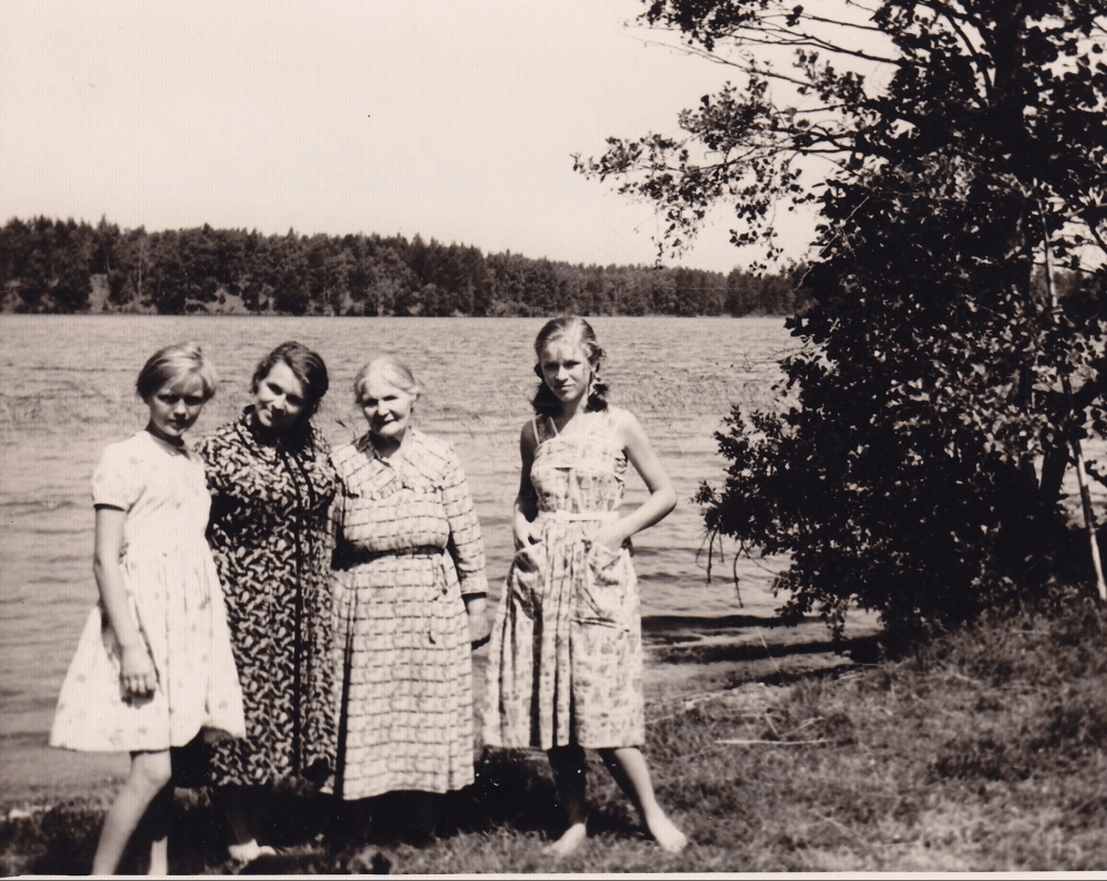 A. Liobytė su dukterimis Laisve, Gintare (kairėje) ir motina M. Liobiene. Šniūrai, Molėtų r., 1958 m.