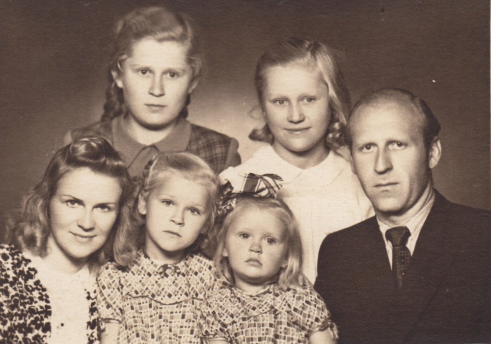 A. Liobytė su dukterimis Laisve, Gintare, vyru V. Paškevičiumi, augintinėmis Ramune ir Deimante Maziliauskaitėmis. Vilnius, 1950 m.