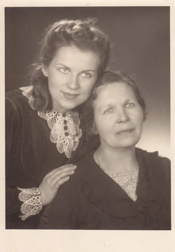 A. Liobytė su savo motina Marija Liobiene. Kaunas, 1937 m.