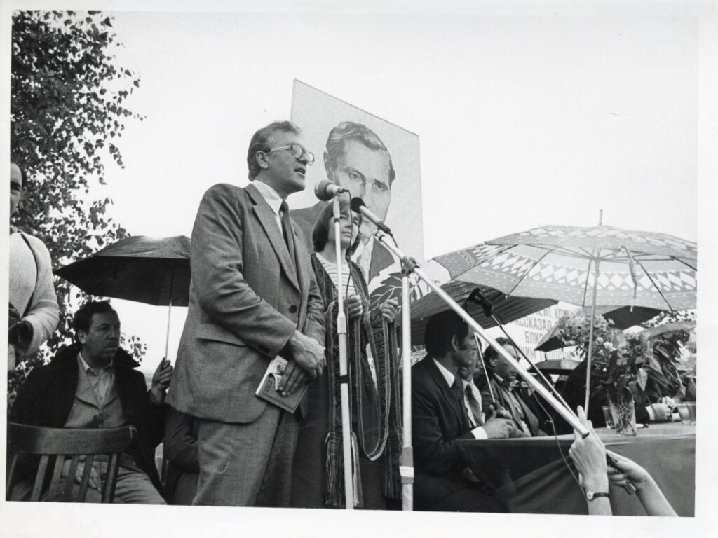 A. Maldonis dalyvauja tarybinės literatūros dienų šventėje Altajuje. 1982 m.