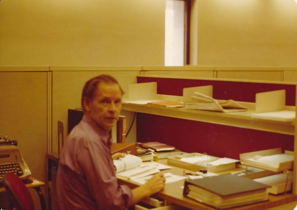 A. Nyka-Niliūnas prie darbo stalo Library of Congress. Vašingtonas, 1974 m.
