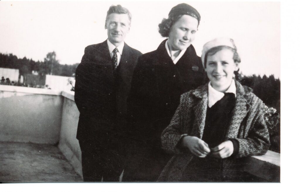 A. Veščiūnaitė su tėvais. Alytus, 1935 m.