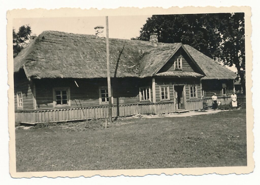 A. Vienažindžio senelių ir tėvų namai Gipėnuose. Apie 1930 m. Šiame name dabar įkurtas A. Vienažindžio memorialinis muziejus