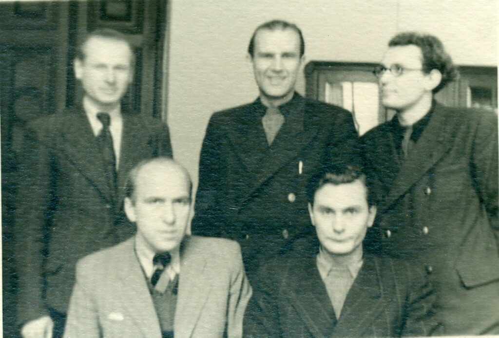 A. Žukauskas, E. Mieželaitis, V. Miliūnas ir B. Jauniškis „Literatūros ir meno“ redakcijoje. Vilnius, 1946 m. Nuotrauka B. Jauniškio