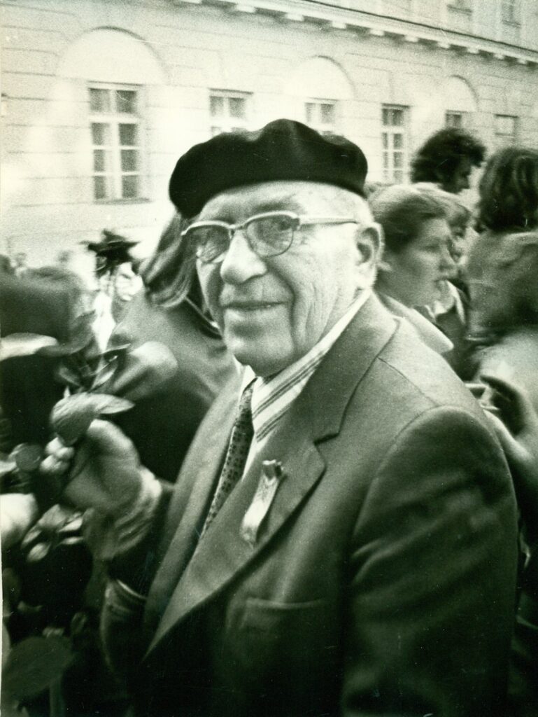 A. Žukauskas Poezijos pavasario metu. Vilnius, apie 1980 m. Nuotrauka A. Žižiūno