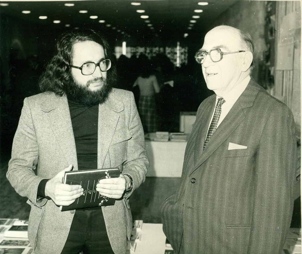 A. Žukauskas ir S. Geda Lietuvos rašytojų suvažiavimo pertraukos metu. Vilnius, 1981 m. Nuotrauka A. Sutkaus