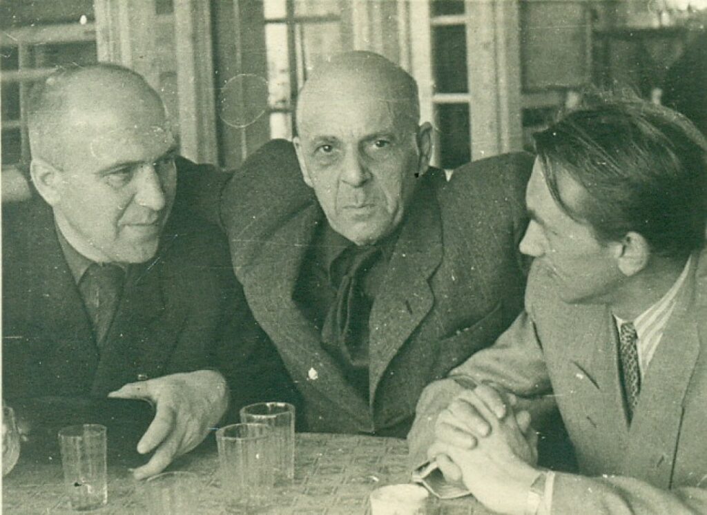 A. Žukauskas, rusų rašytojai P. Antokolskis (viduryje) ir A. Klionovas. Vilnius, 1950 m.