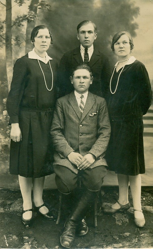 A. Žukauskas (stovi), sesuo Aldona Žukauskaitė (dešinėje), S. Vaitulionytė ir P. Vaitulionis. Seinai, Lenkija, 1928 m.