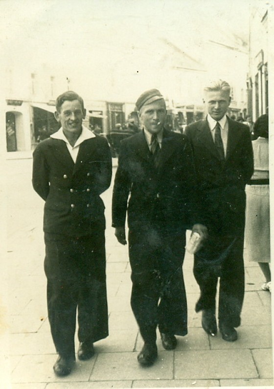 A. Žukauskas (viduryje) su broliu Juozu (dešinėje). Vilnius, 1936 m.