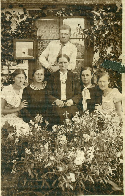 A. Žukausko motina, brolis ir seserys prie gimtosios trobos. Bubeliai, Lenkija, 1928 m.