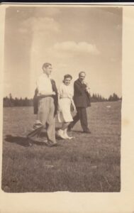A. ir A. Baltrūnai su J. Linkevičiumi. Apie 1950 m.