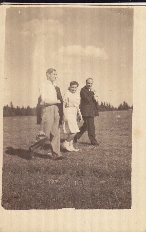 A. ir A. Baltrūnai su J. Linkevičiumi. Apie 1950 m.