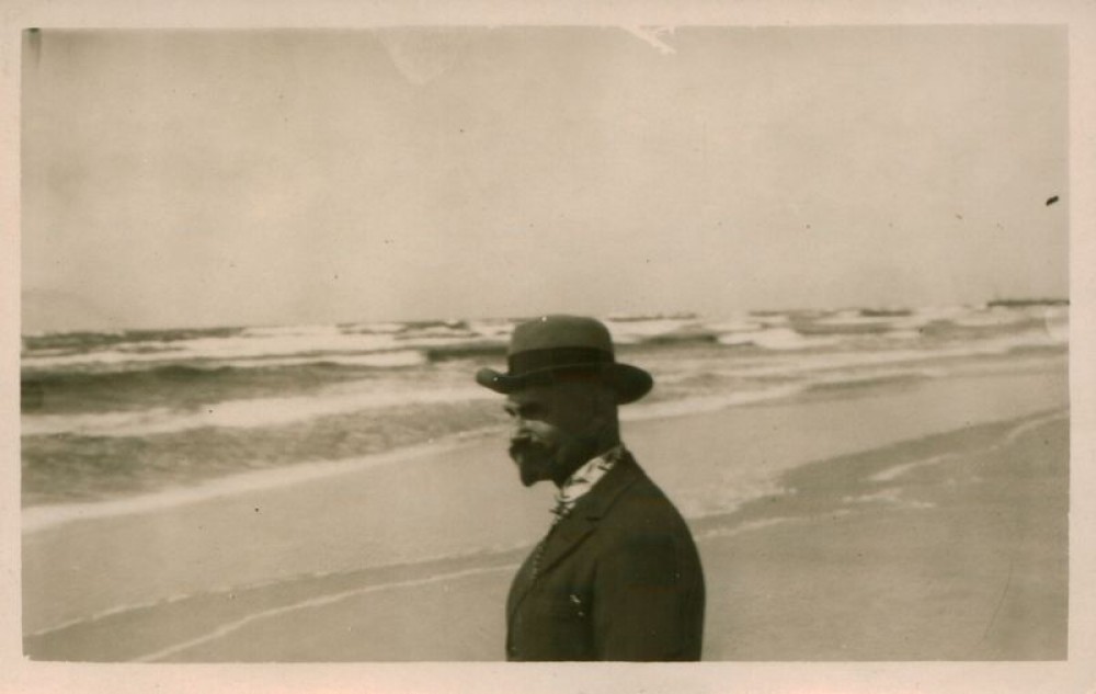 Adomas Lastas prie jūros. Apie 1936 m.