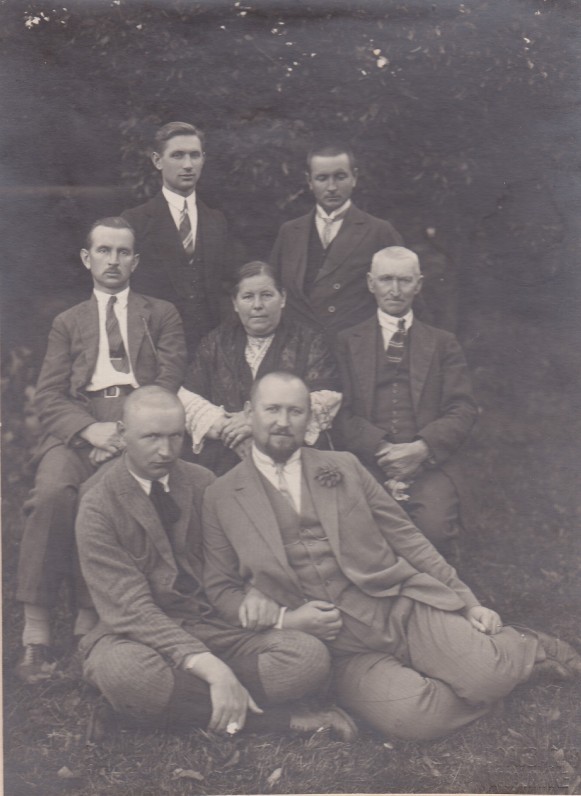 Agota ir Pranciškus Sruogai su sūnumis Baliu, Adolfu, Juozapu, Kazimieru ir Aniolu. Baibokai, 1926 m.