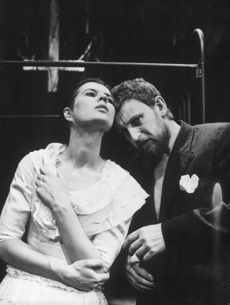 Aktoriai N. Narmontaitė ir P. Venslovas spektaklyje „Penki stulpai turgaus aikštėje“. Kauno dramos teatras, 1989 m. A. Žirgulio nuotrauka