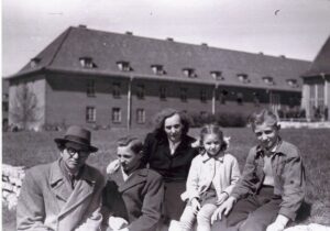 Aldona ir Bernardas Brazdžioniai su vaikais Algiu, Saule ir Daliumi Bremerhanene 1949 m.