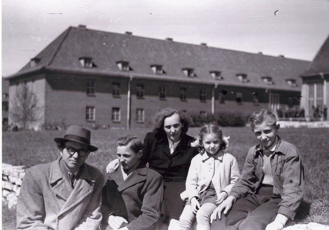 Aldona ir Bernardas Brazdžioniai su vaikais Algiu, Saule ir Daliumi Bremerhanene 1949 m.