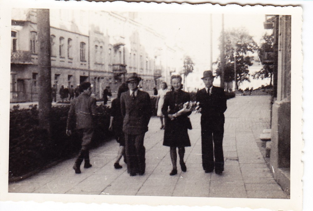 Alė Rūta (centre) Vilniuje. 1942 m.