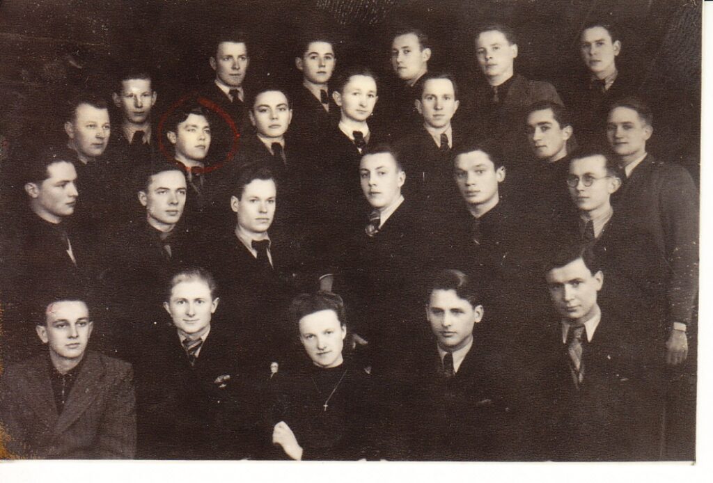 Alė Rūta su Aukštesniosios technikos mokyklos auklėtiniais. Vilnius, 1942 m.