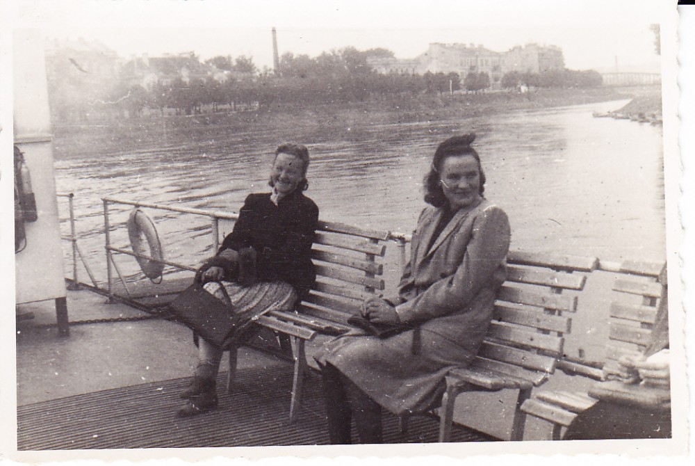 Alė Rūta – pirma iš kairės. Vilnius, 1942 m.