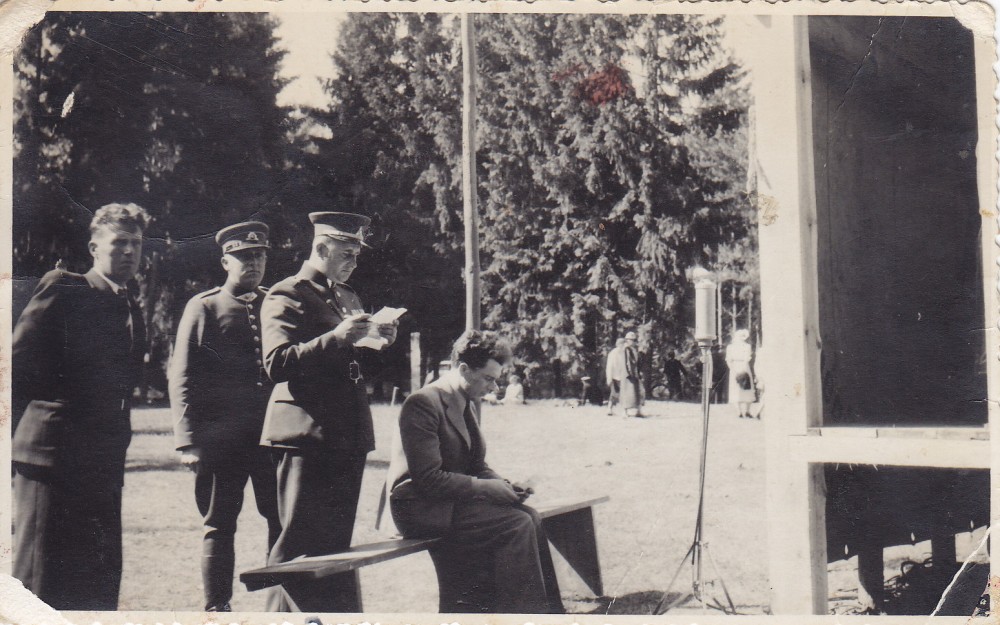 Antanas Gustaitis tiesioginės transliacijos Klaipėdos radiofonui metu. Rambynas. 1938 m.