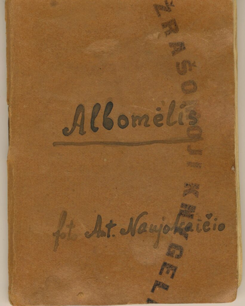 Antano Naujokaičio nuotraukų albumėlis. Yra G. Petkevičaitės, Antano Vienuolio-Žukausko ir kitų portretų. 1942 m.