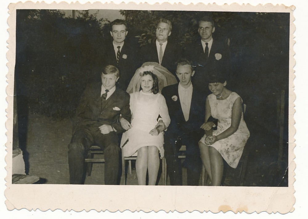 Antano ir Birutės vestuvės. Antros eilės centre B. Radzevičius. 1964 m.