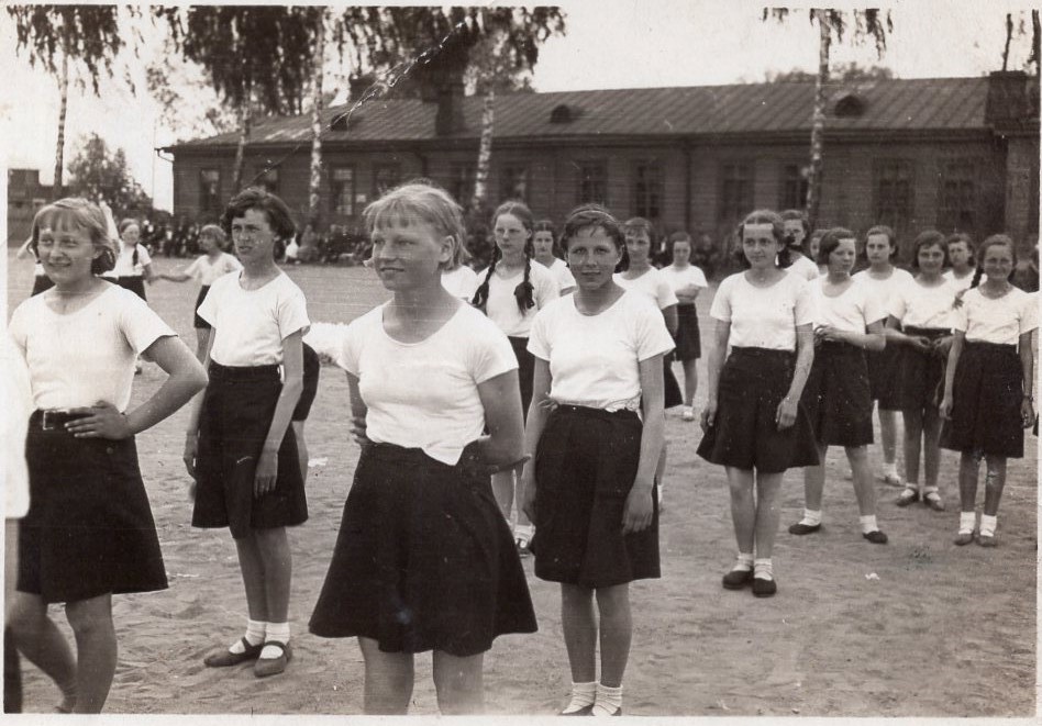 Antroje eilėje pirma iš dešinės – J. Švabaitė. Vilkaviškis, 1938 m.