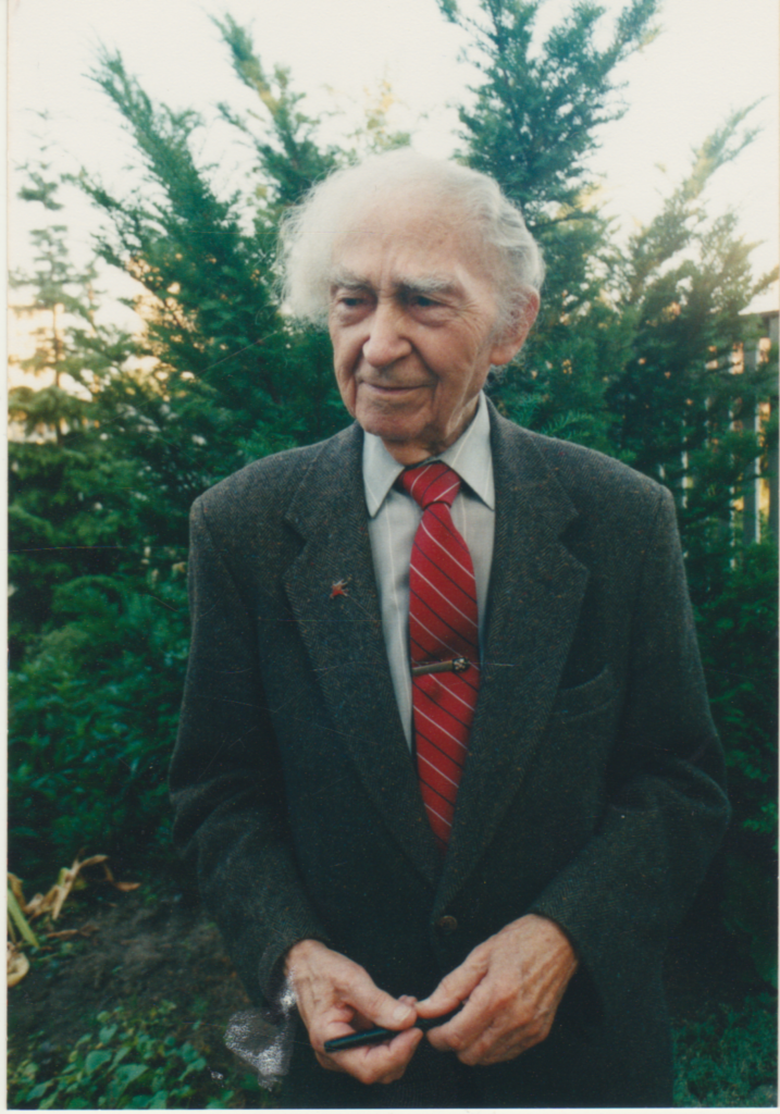 B. Brazdžionis savo namų kiemelyje Kaune. Apie 1997 m.