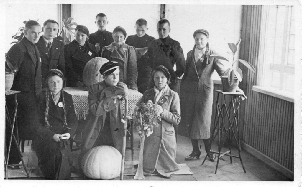 Ateitininkų susibūrimas. J. Švabaitė klūpi pirma iš dešinės. K. Bradūnas stovi antras iš kairės. Vilkaviškis, apie 1935-1938 m.