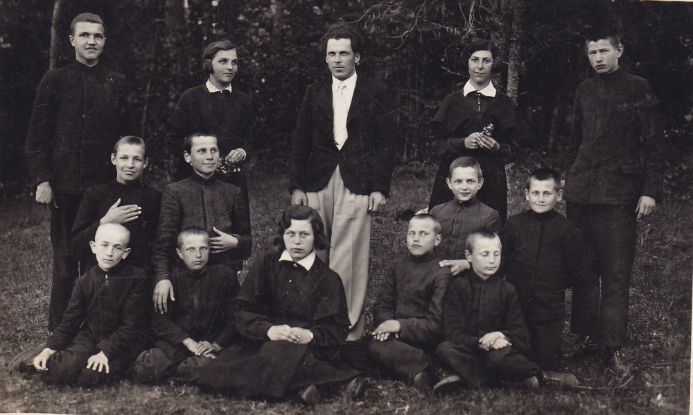 Aukštadvario progimnazijos mokytojas A. Gustaitis (stovi centre) su IV klasės mokiniais. Apie 1935 m.