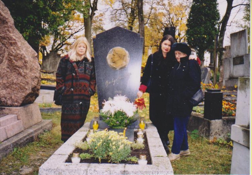 Aušrinė Byla, Alina Diebold, Dalia Sruogaitė Rasų kapinėse. Vilnius, 2003 m. spalio 16 d.