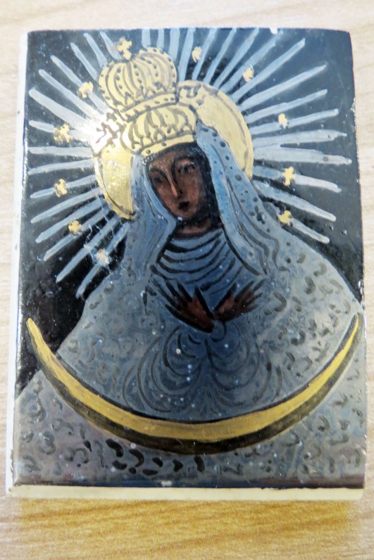 Aušros Vartų Marijos atvaizdas, keramika. Dydis 5,5 cm x 4 cm.