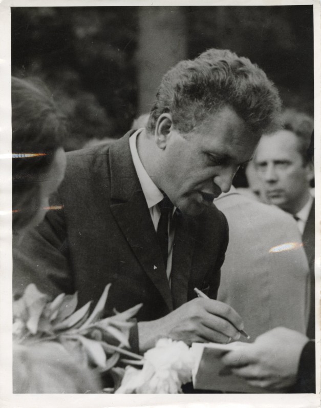 Autografai poezijos skaitytojams. Apie 1974 m.