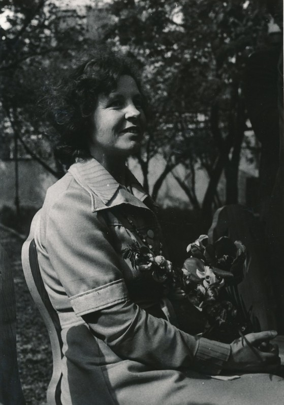 B. Baltrušaitytė Maironio lietuvių literatūros muziejaus sodelyje. 1980 m.