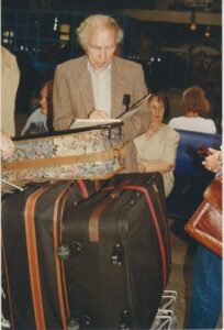 B. Brazdžionis apie 1997 m. Vilniaus oro uoste. Nuotrauka Algirdo Tarvydo