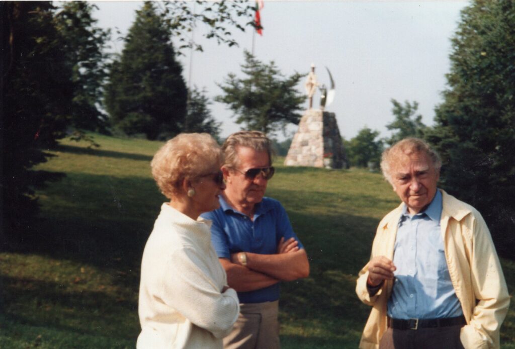 B. Brazdžionis (dešinėje) ir V. Volertas su žmona Brone. JAV, apie 1990 m.
