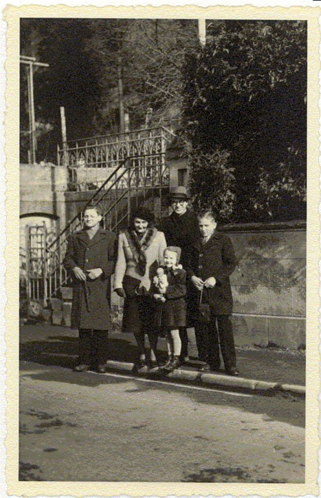 B. Brazdžionis su žmona ir vaikais Vokietijoje. Ravenburgas,1949 m.