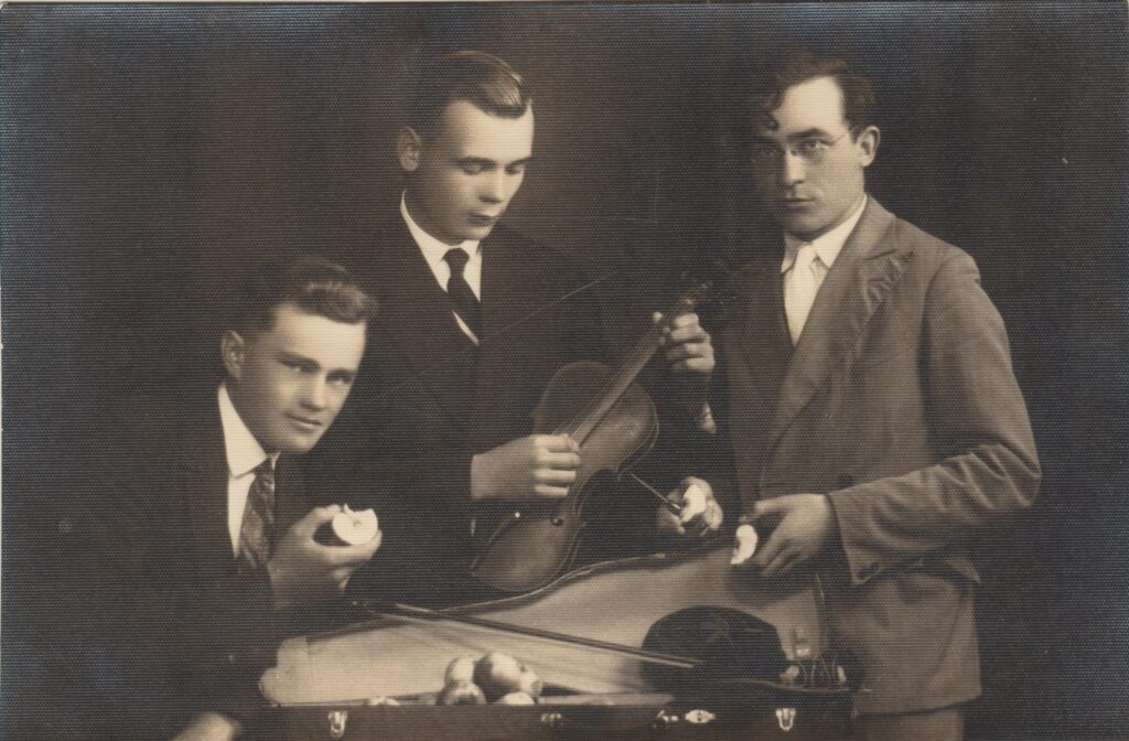 B. Brazdžionis su kambario draugais B. Skleniu (centre) ir A. Kuču (kairėje) Kaune apie 1931 m.