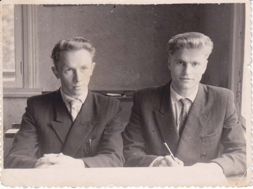 B. Radzevičius ir jo bičiulis poetas Antanas Masionis mokyklos suole. Vyžuonos, 1960 m.