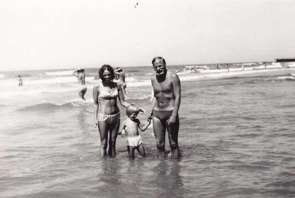 B. Radzevičius su šeima. Palanga, 1977 m.
