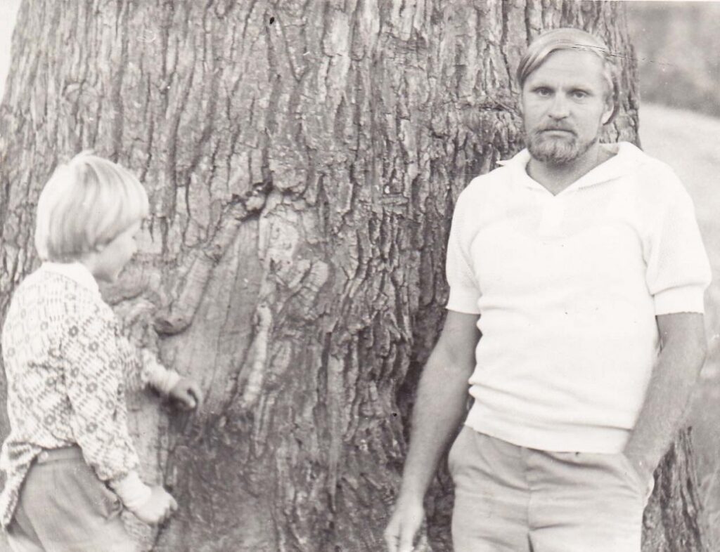 B. Radzevičius su sūnumi Kostu Žirmūnuose. Vilnius, 1979 m.