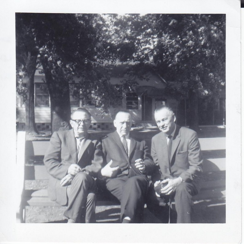 B. Raila, A. J. Greimas ir V. Gedgaudas Santaros-Šviesos suvažiavime Tabor Farmoje (Mičigano valstija). 1965 m.