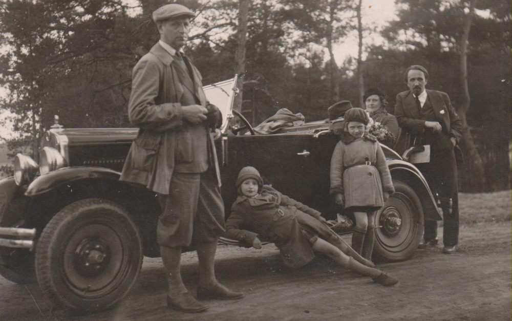 B. Sruoga, D. Sruogaitė, D. Karužaitė, V. Sruogienė, J. Nemeikša. Kačerginė, 1930 m.