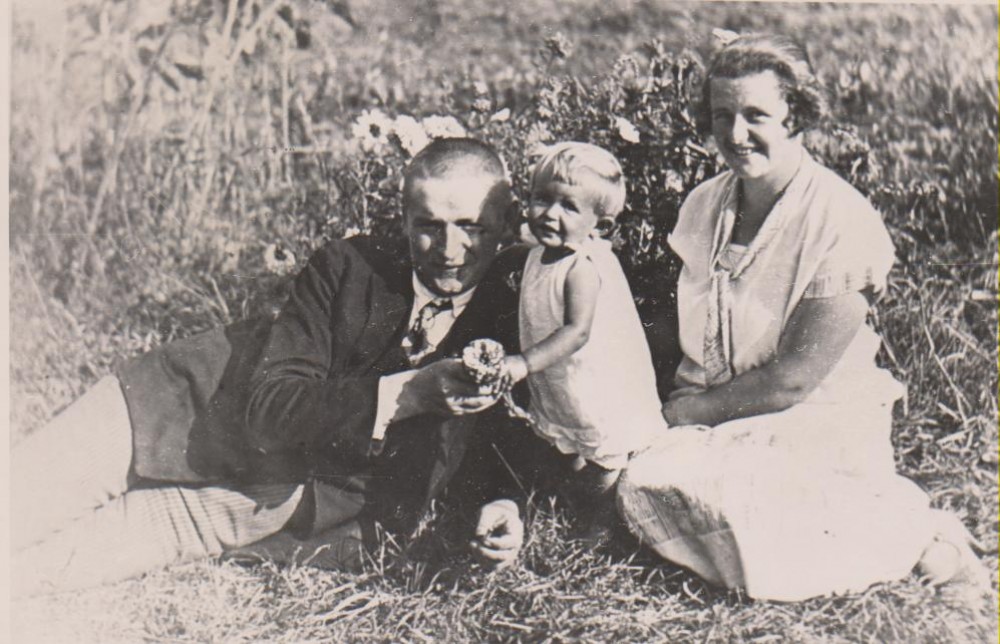 B. Sruoga, D. Sruogaitė ir V. Daugirdaitė-Sruogienė. Kaunas, 1926 m.