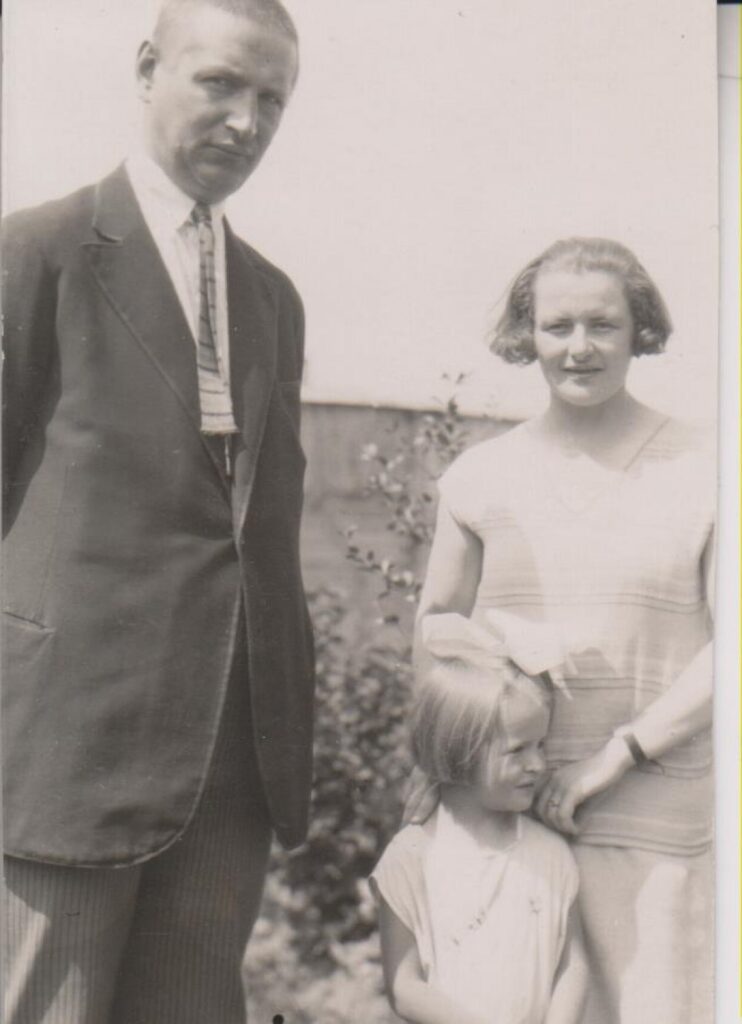 B. Sruoga, D. Sruogaitė ir V. Daugirdaitė-Sruogienė. Kaunas, 1928 m.