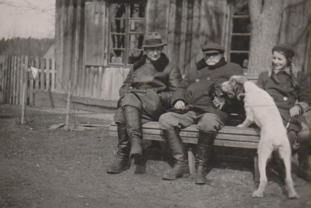B. Sruoga, K. Daugirdas, D. Sruogaitė. Bugiai, apie 1937 m.