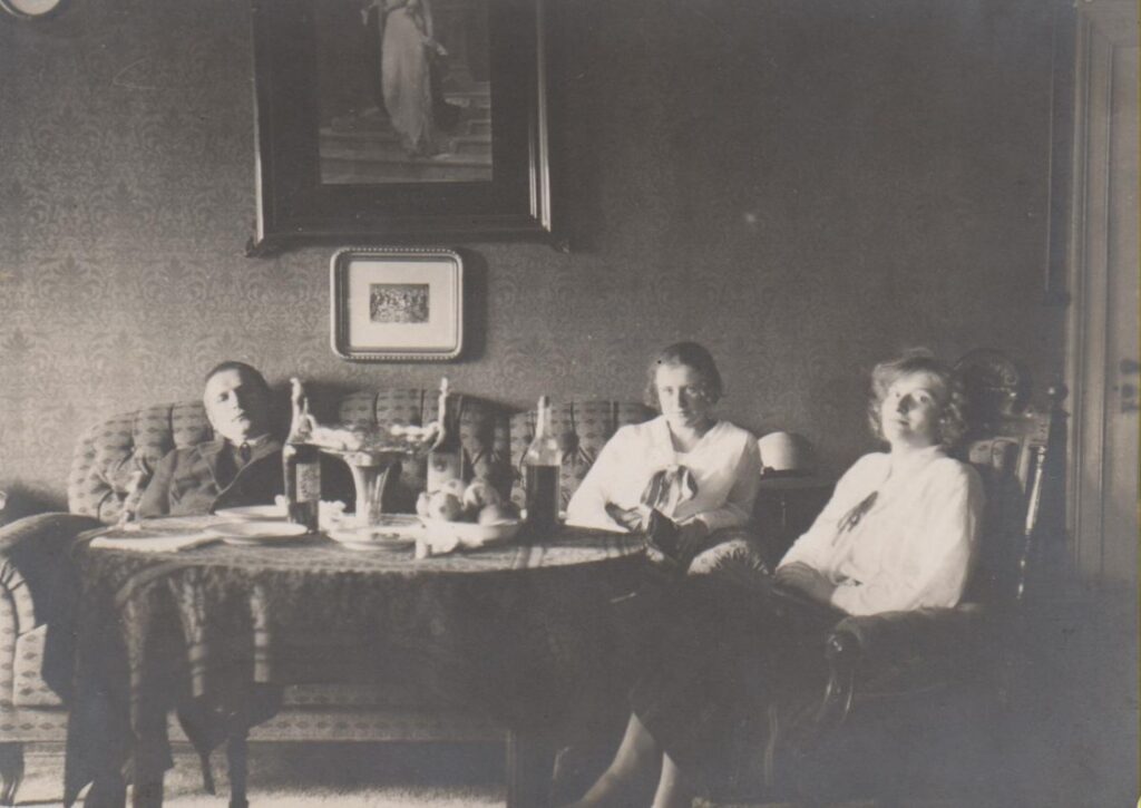 B. Sruoga, V. Sruogienė, V. Aleksandravičiūtė. Klaipėda, 1924 m. vasara